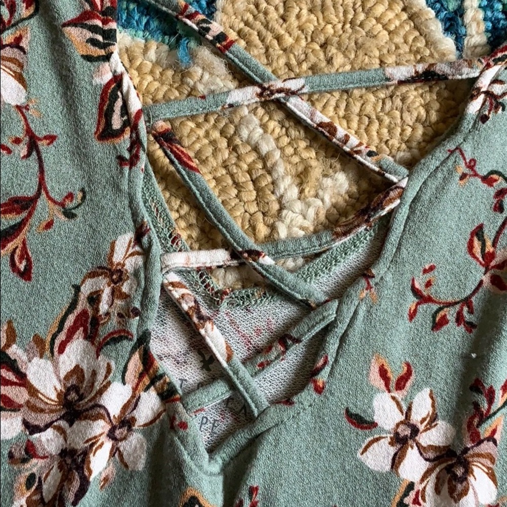 American Eagle Cross Scallop Green Floral Tank - Picture 3 of 4